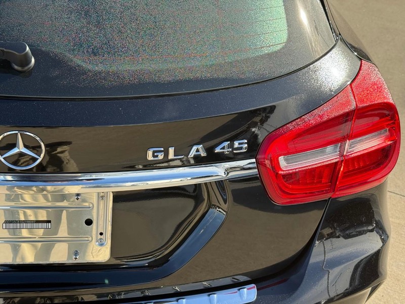 Mercedes-Benz GLA Vehicle Full-screen Gallery Image 11