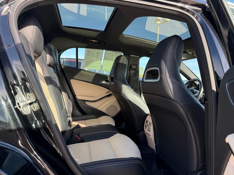 Mercedes-Benz GLA Vehicle Full-screen Gallery Image 12