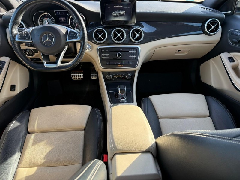 Mercedes-Benz GLA Vehicle Full-screen Gallery Image 13
