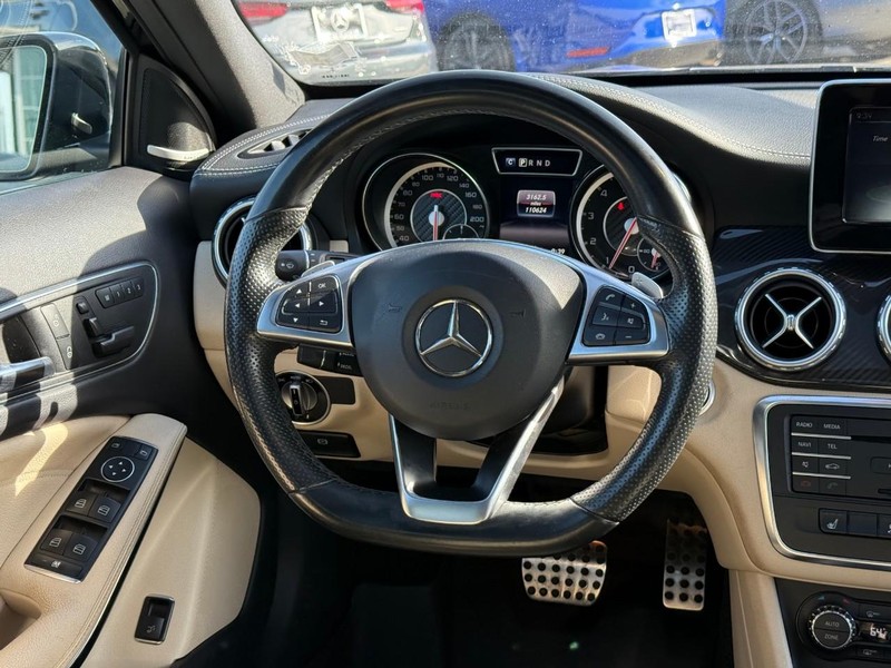 Mercedes-Benz GLA Vehicle Full-screen Gallery Image 14