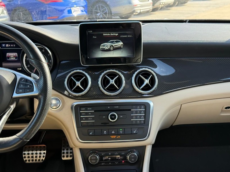 Mercedes-Benz GLA Vehicle Full-screen Gallery Image 15
