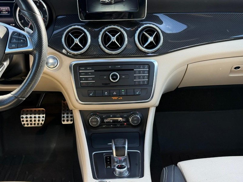 Mercedes-Benz GLA Vehicle Full-screen Gallery Image 16