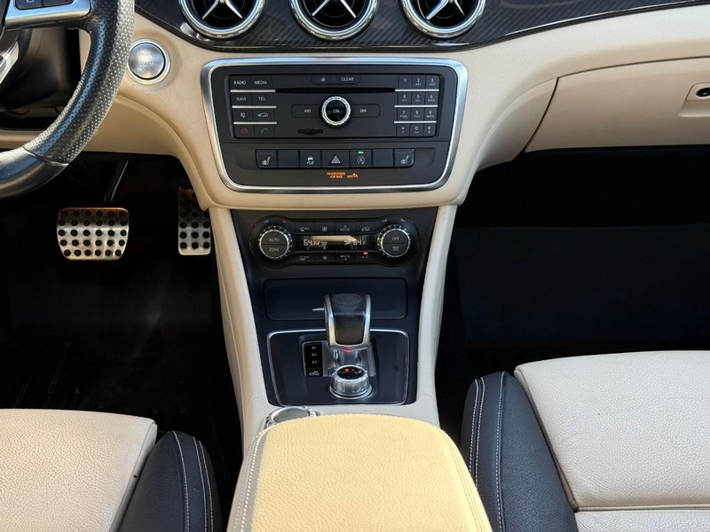Mercedes-Benz GLA Vehicle Full-screen Gallery Image 17