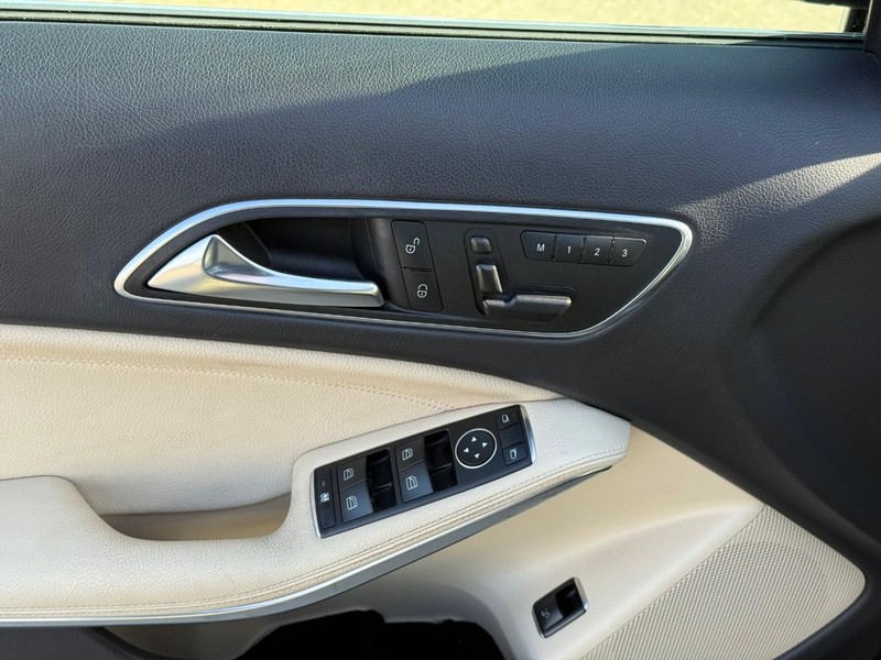 Mercedes-Benz GLA Vehicle Full-screen Gallery Image 18