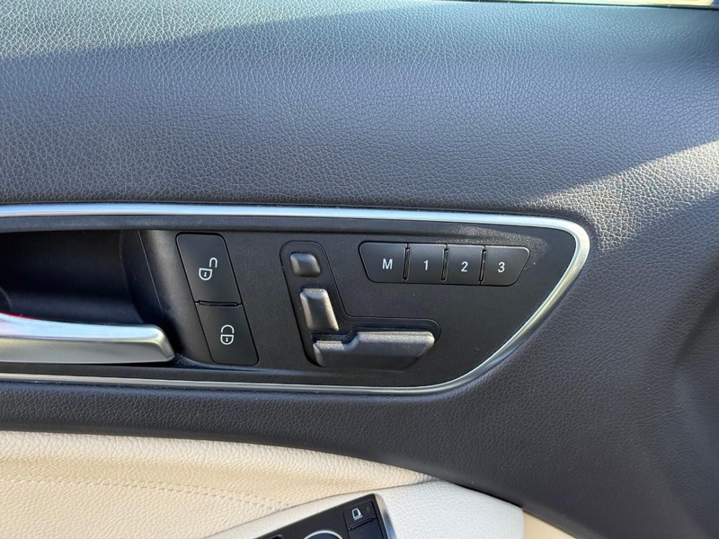 Mercedes-Benz GLA Vehicle Full-screen Gallery Image 19