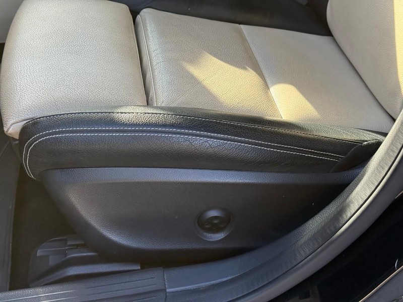 Mercedes-Benz GLA Vehicle Full-screen Gallery Image 21