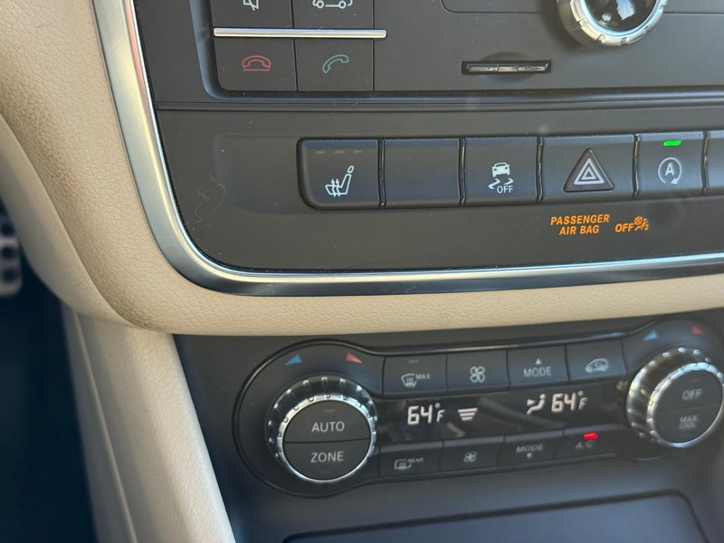 Mercedes-Benz GLA Vehicle Full-screen Gallery Image 23