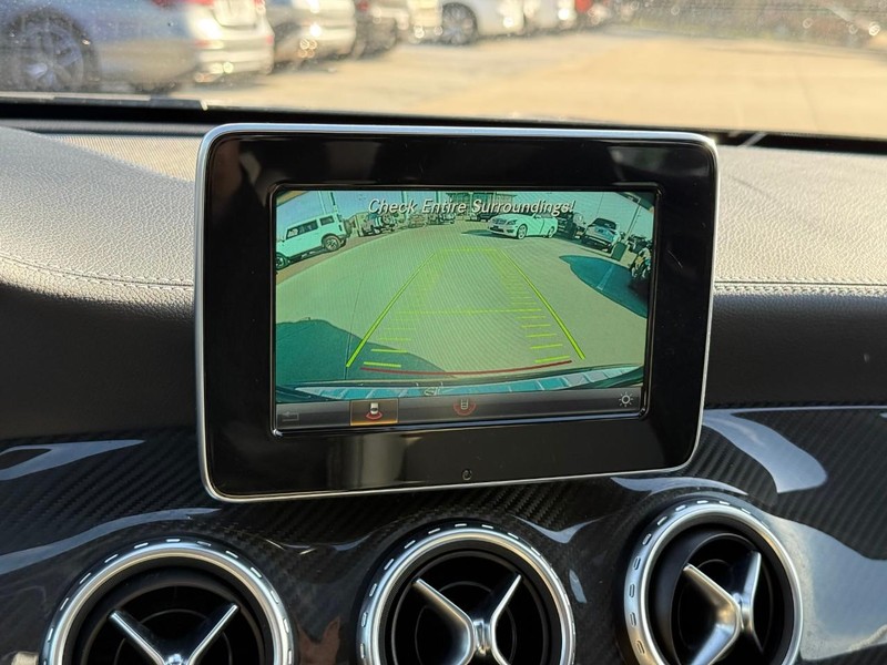 Mercedes-Benz GLA Vehicle Full-screen Gallery Image 24