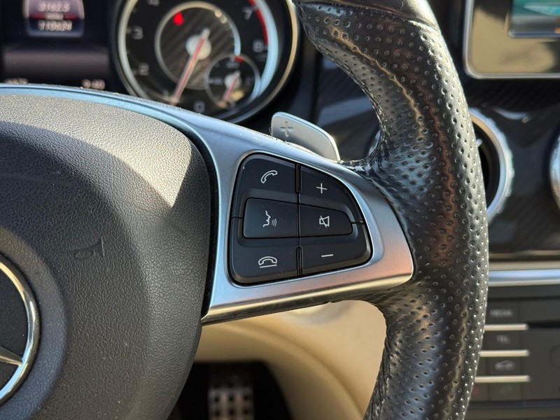 Mercedes-Benz GLA Vehicle Full-screen Gallery Image 25