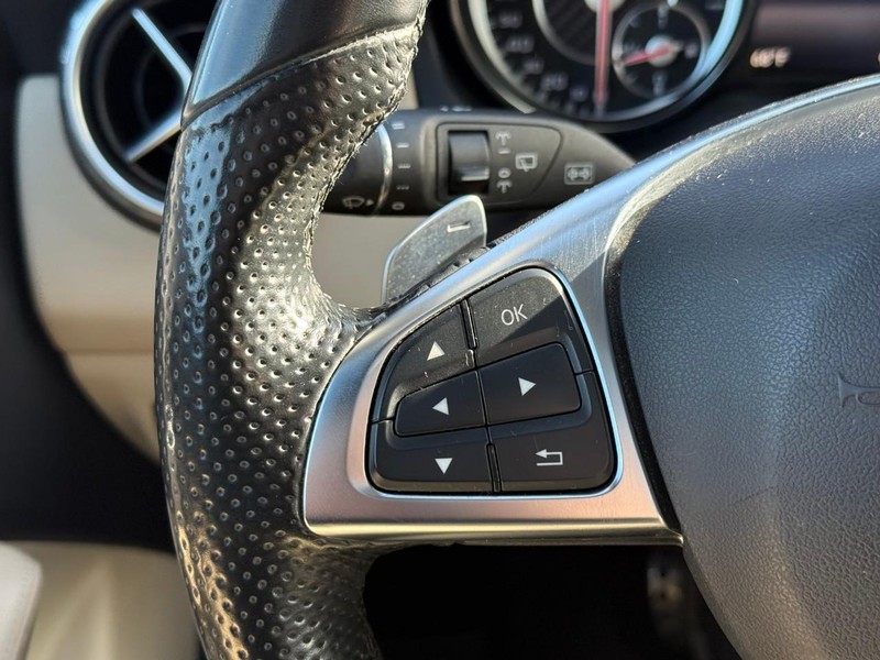 Mercedes-Benz GLA Vehicle Full-screen Gallery Image 26