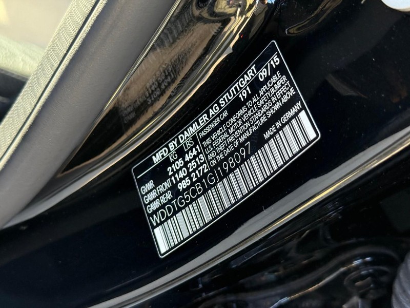 Mercedes-Benz GLA Vehicle Full-screen Gallery Image 28