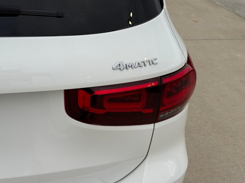 Mercedes-Benz GLB Vehicle Full-screen Gallery Image 11