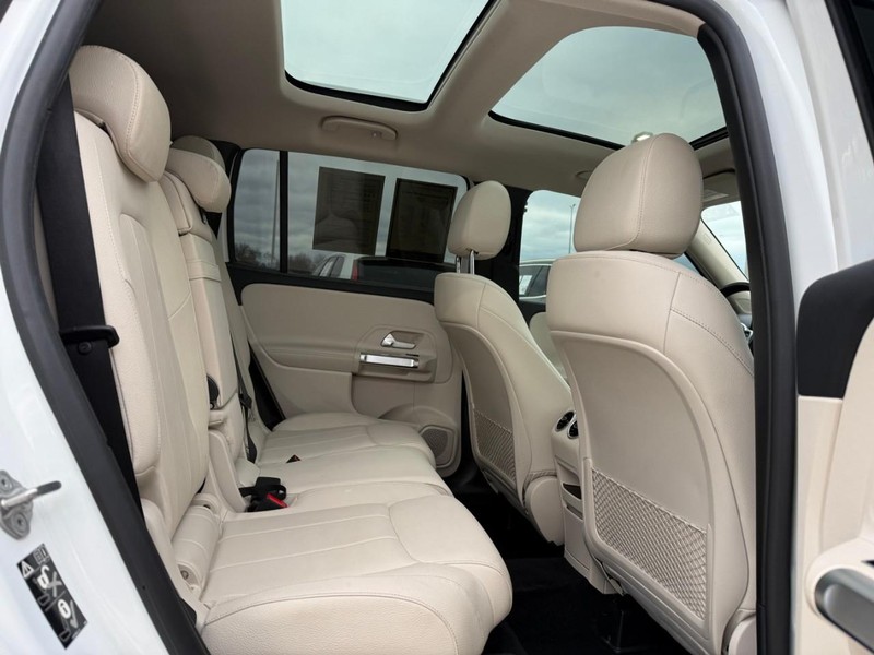 Mercedes-Benz GLB Vehicle Full-screen Gallery Image 12