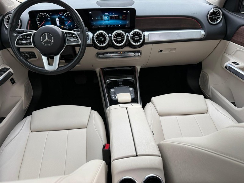 Mercedes-Benz GLB Vehicle Full-screen Gallery Image 13