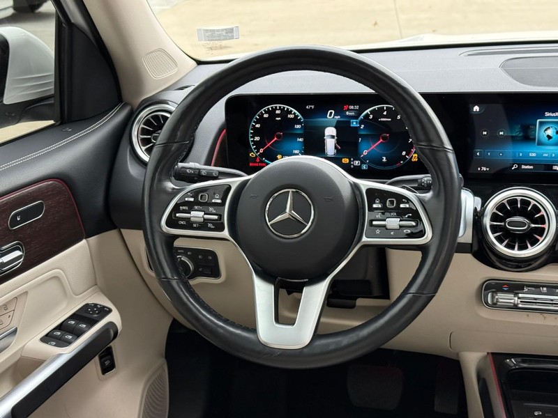 Mercedes-Benz GLB Vehicle Full-screen Gallery Image 14
