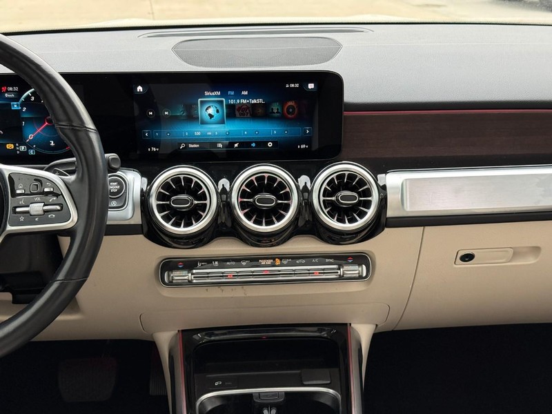 Mercedes-Benz GLB Vehicle Full-screen Gallery Image 15