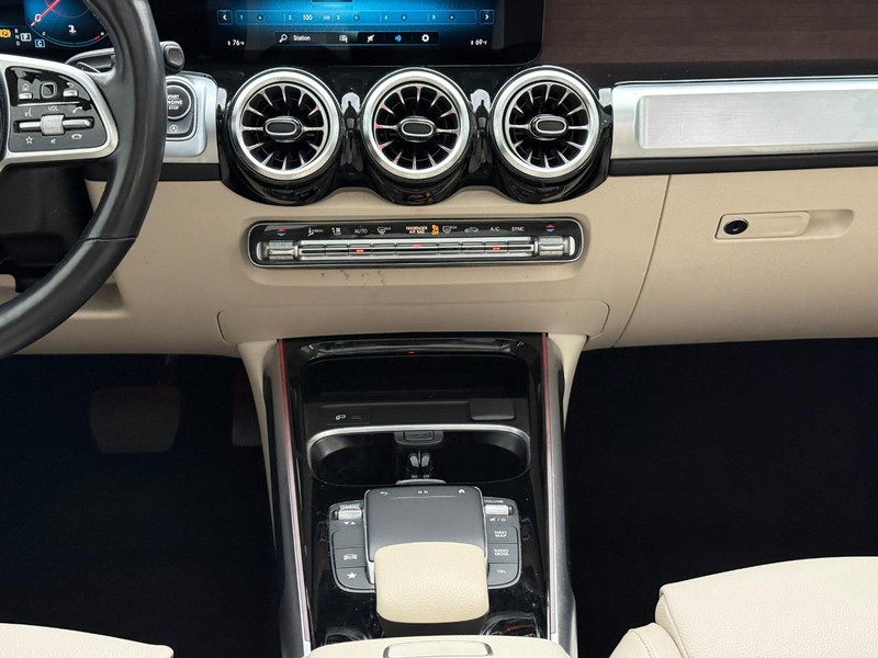 Mercedes-Benz GLB Vehicle Full-screen Gallery Image 16