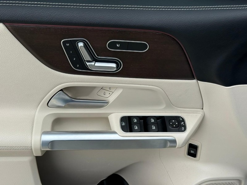 Mercedes-Benz GLB Vehicle Full-screen Gallery Image 17