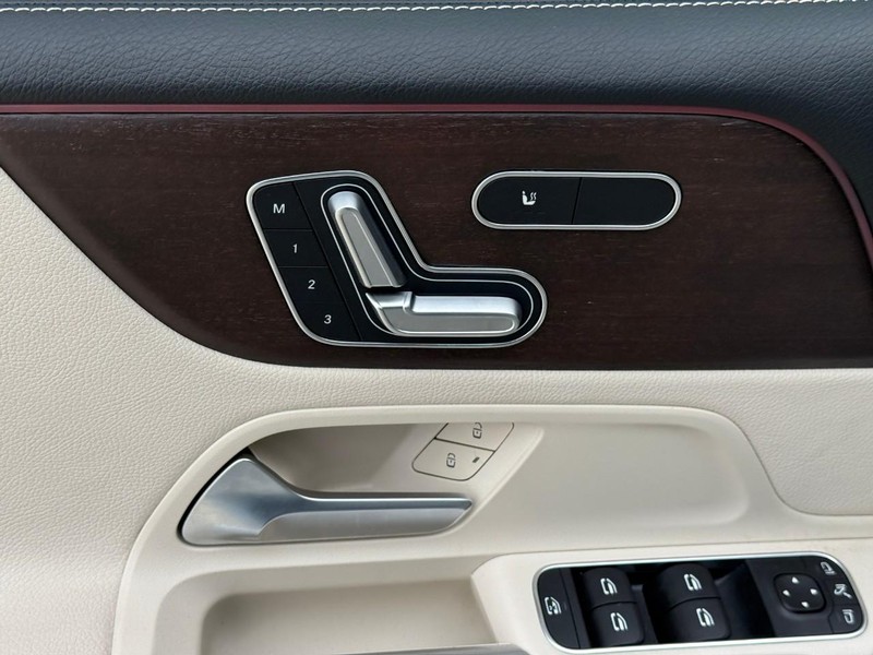 Mercedes-Benz GLB Vehicle Full-screen Gallery Image 18