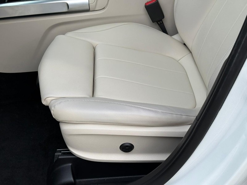 Mercedes-Benz GLB Vehicle Full-screen Gallery Image 19