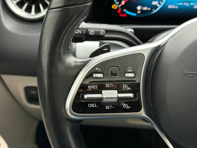 Mercedes-Benz GLB Vehicle Full-screen Gallery Image 20