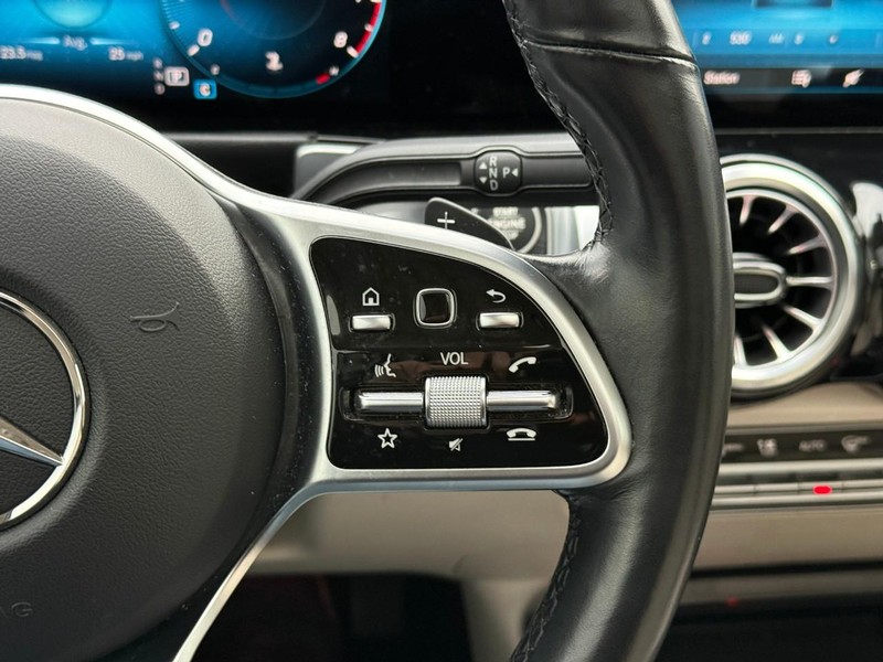 Mercedes-Benz GLB Vehicle Full-screen Gallery Image 21