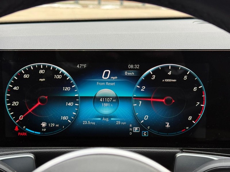 Mercedes-Benz GLB Vehicle Full-screen Gallery Image 22