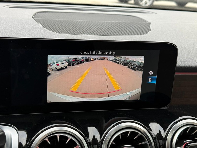 Mercedes-Benz GLB Vehicle Full-screen Gallery Image 23