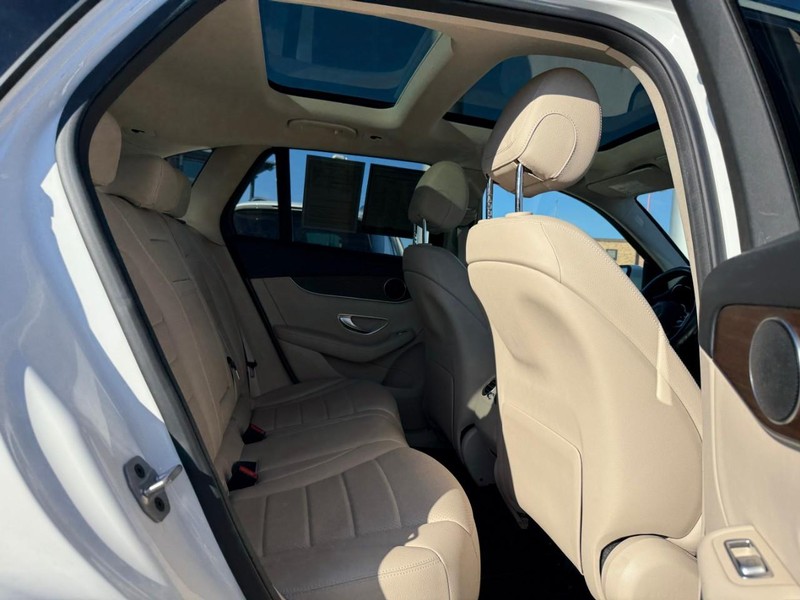 Mercedes-Benz GLC Vehicle Full-screen Gallery Image 8