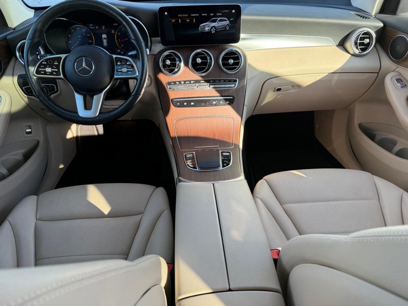 Mercedes-Benz GLC Vehicle Full-screen Gallery Image 9