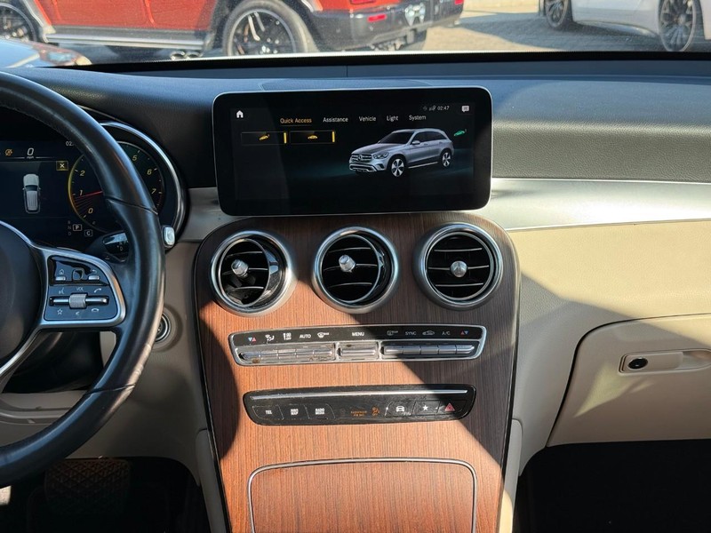 Mercedes-Benz GLC Vehicle Full-screen Gallery Image 11