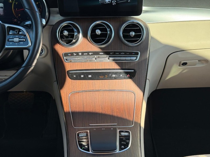 Mercedes-Benz GLC Vehicle Full-screen Gallery Image 12