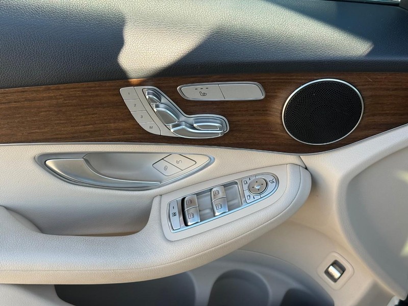 Mercedes-Benz GLC Vehicle Full-screen Gallery Image 13