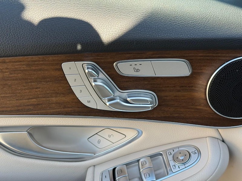 Mercedes-Benz GLC Vehicle Full-screen Gallery Image 14