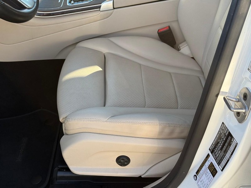 Mercedes-Benz GLC Vehicle Full-screen Gallery Image 15