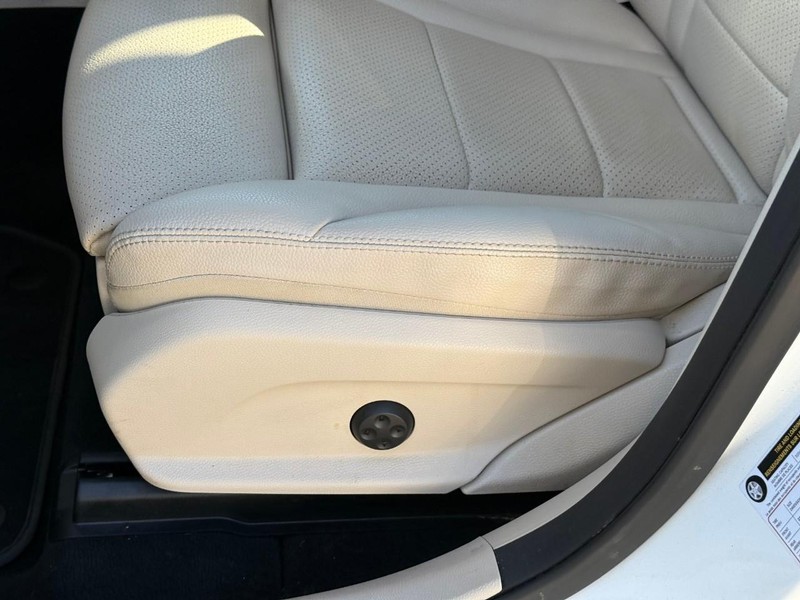 Mercedes-Benz GLC Vehicle Full-screen Gallery Image 16