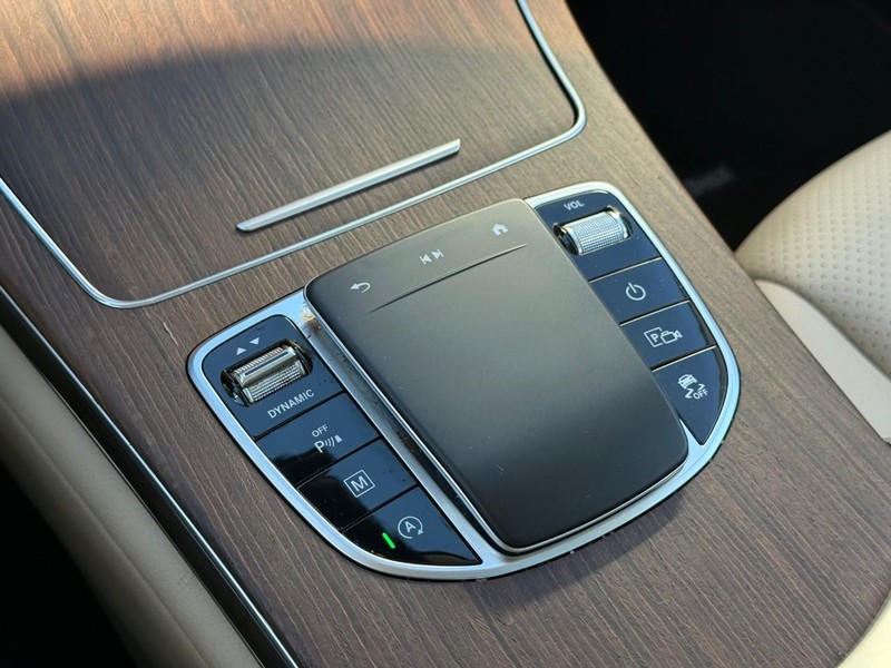 Mercedes-Benz GLC Vehicle Full-screen Gallery Image 17