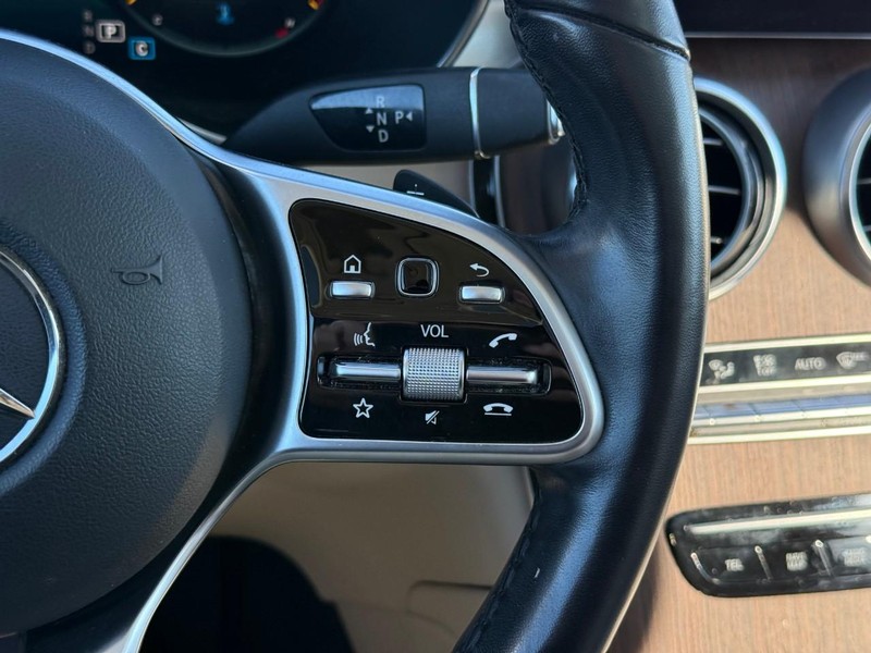 Mercedes-Benz GLC Vehicle Full-screen Gallery Image 18