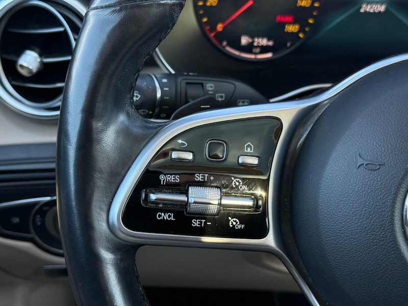 Mercedes-Benz GLC Vehicle Full-screen Gallery Image 19