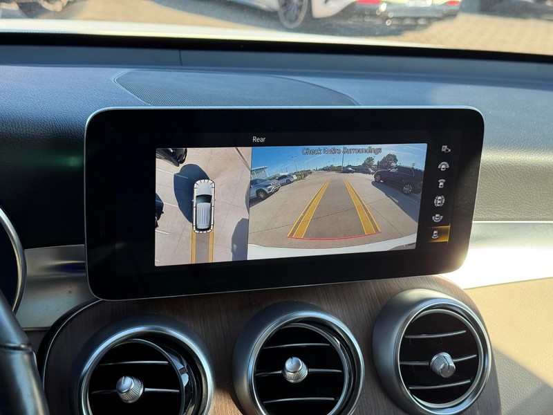 Mercedes-Benz GLC Vehicle Full-screen Gallery Image 20