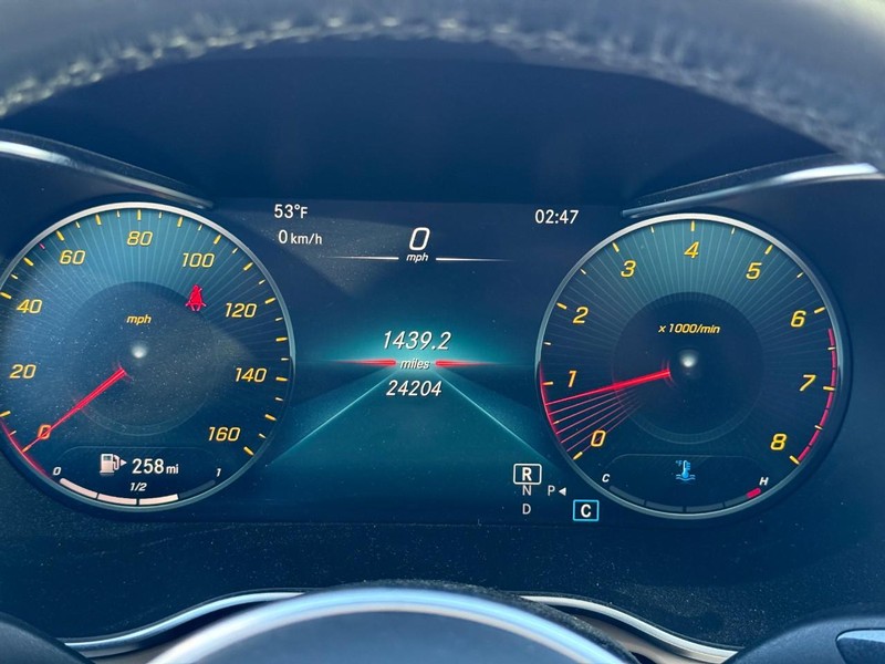 Mercedes-Benz GLC Vehicle Full-screen Gallery Image 21