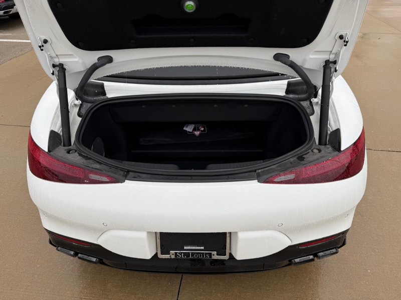 Mercedes-Benz SL Vehicle Full-screen Gallery Image 8