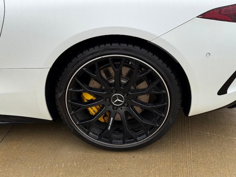 Mercedes-Benz SL Vehicle Full-screen Gallery Image 9