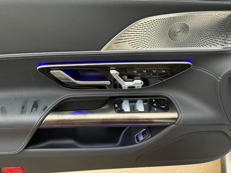 Mercedes-Benz SL Vehicle Full-screen Gallery Image 12