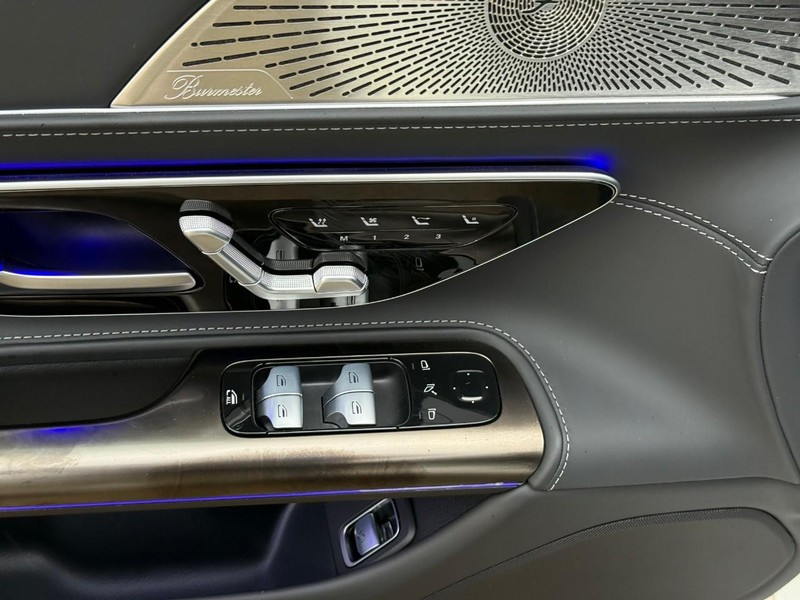 Mercedes-Benz SL Vehicle Full-screen Gallery Image 13