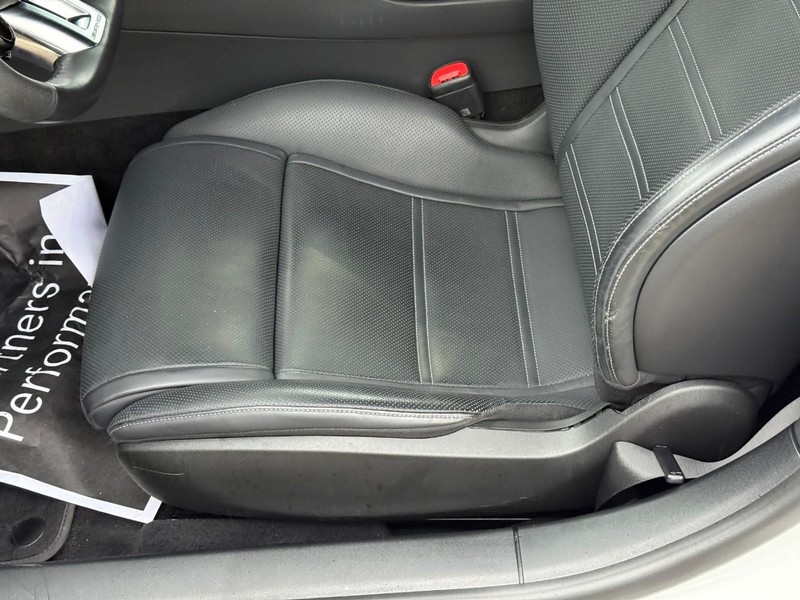 Mercedes-Benz SL Vehicle Full-screen Gallery Image 14