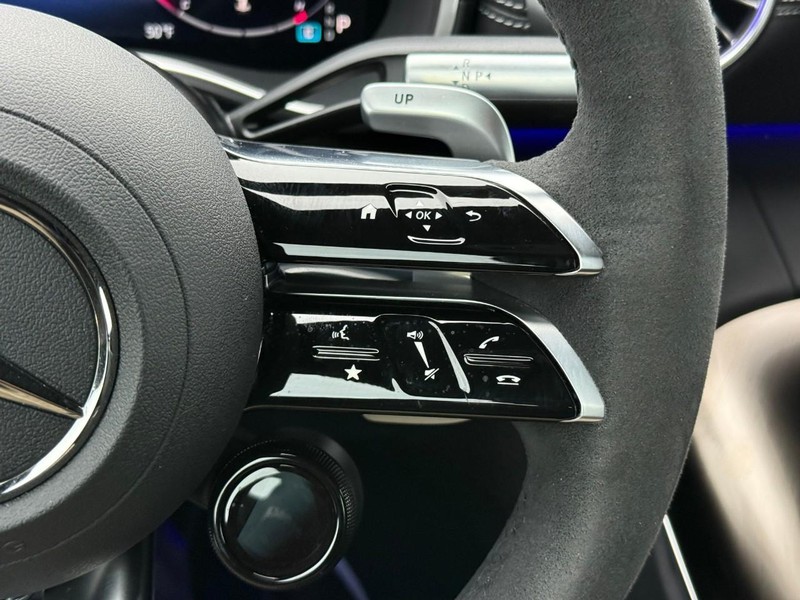 Mercedes-Benz SL Vehicle Full-screen Gallery Image 15