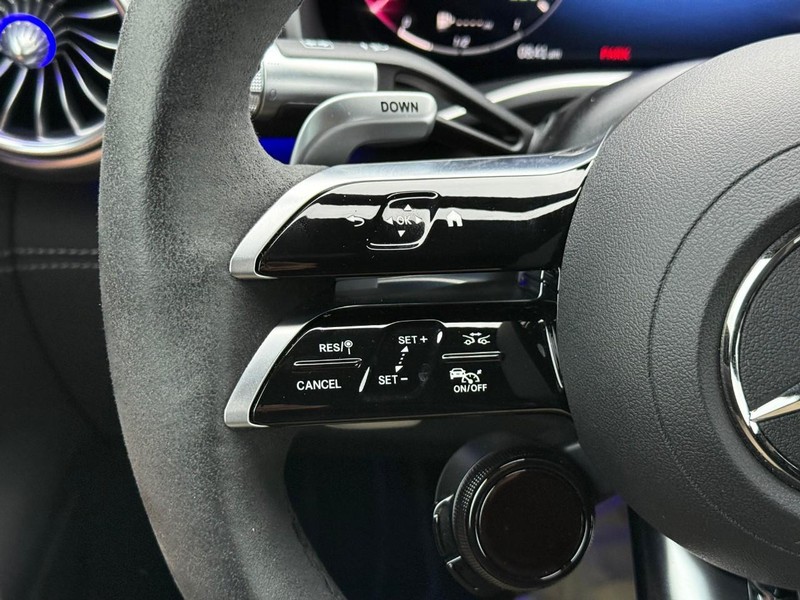 Mercedes-Benz SL Vehicle Full-screen Gallery Image 16