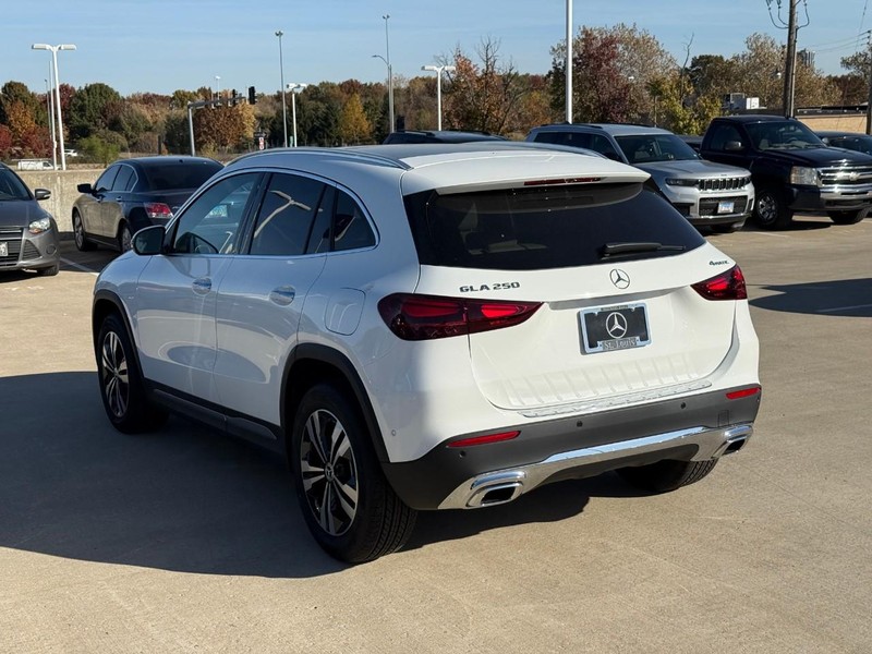 Mercedes-Benz GLA Vehicle Full-screen Gallery Image 4