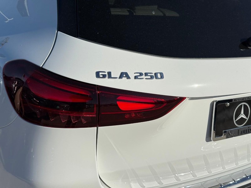 Mercedes-Benz GLA Vehicle Full-screen Gallery Image 5